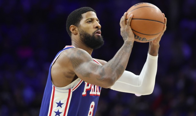 开云体育-高难度！乔治强攻巴恩斯 脚滑失衡对抗防守抛投打进还要加罚